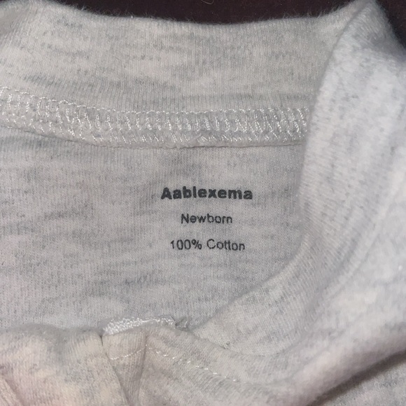 Lot of newborn onesies and footies - Picture 4 of 8